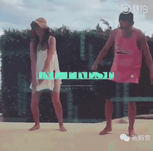 再比如,大佬陈小春被应采儿要求着跳这种搞笑的舞蹈,他也是配合的.