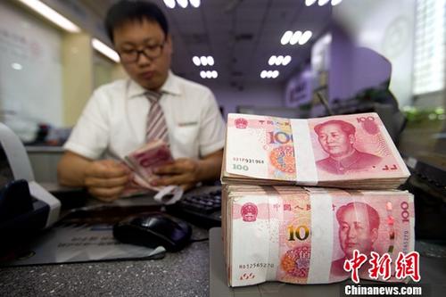 9月20日，山西太原，银行工作人员正在清点货币。中新社记者 张云 摄
