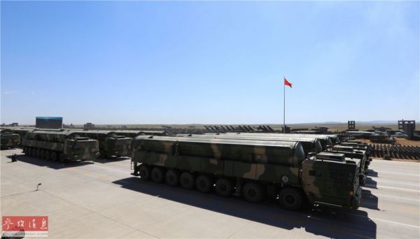 资料图:到场阅兵的新型东风-31AG洲际导弹发射车。