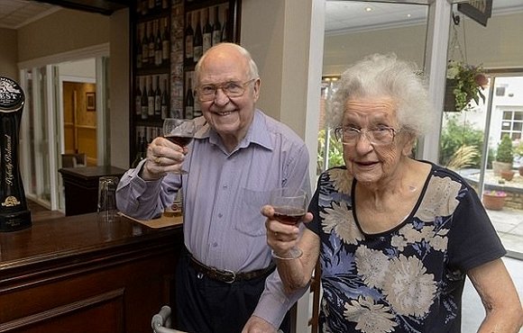 【天下奇闻】比利时海岸惊现德国一战潜艇 印