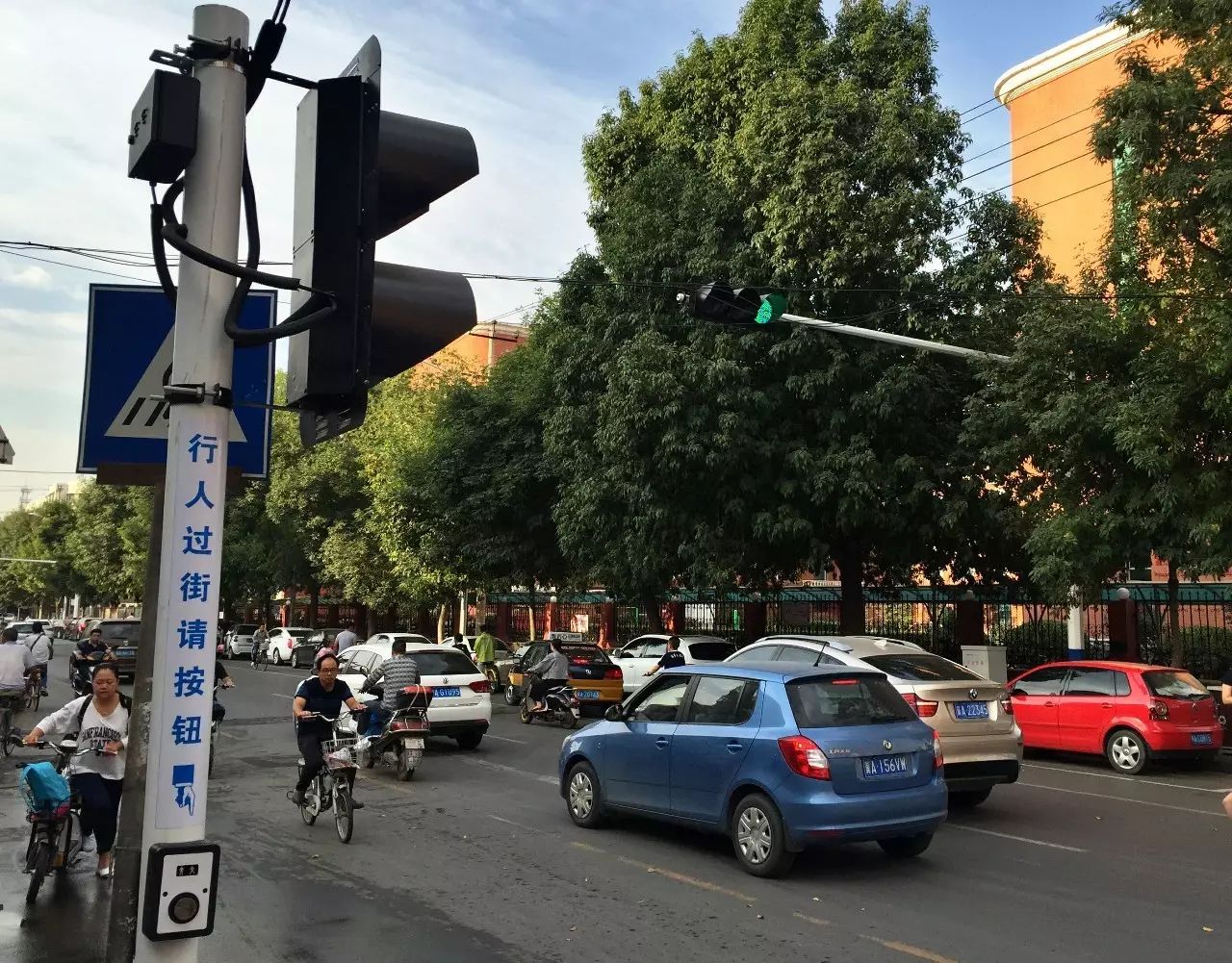 式信号灯、防眩护栏、远光灯滥用抓拍摄像头~