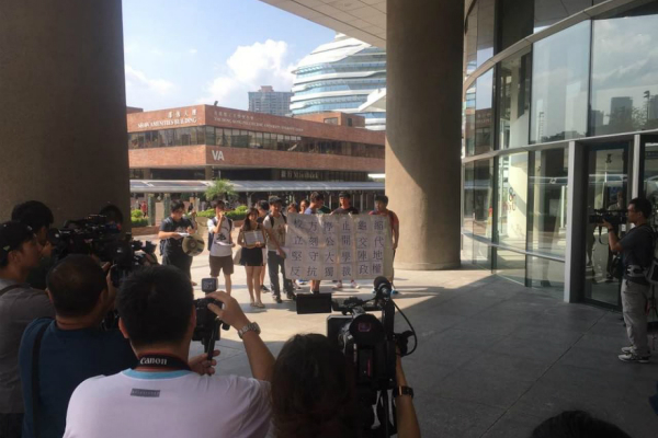 图为部分所谓支持“港独”的学生抗议校方撕下海报。（图片来源：香港01网站）
