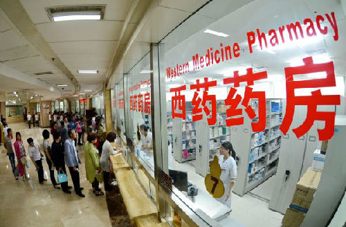 资料图片:河北省沧州市中央医院药房窗口。新华社记者 牟宇 摄