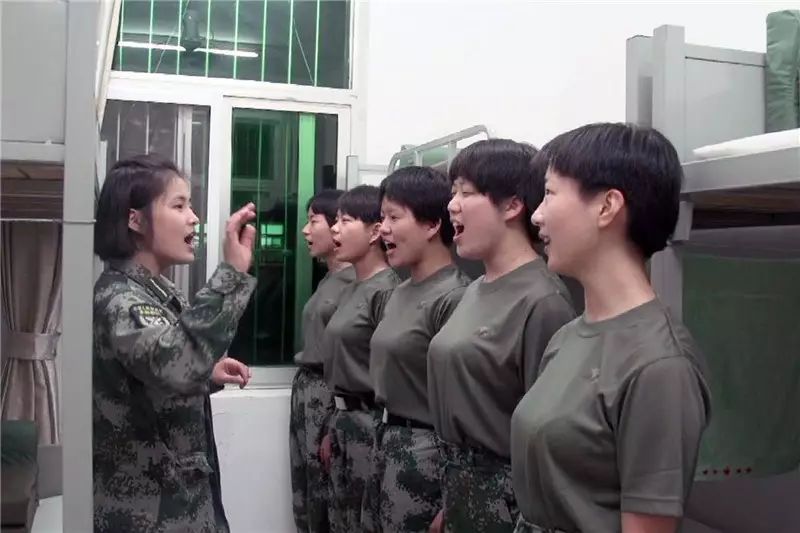 关注 | 军营 小仙女 :硬朗而不过度,温柔却不矫情