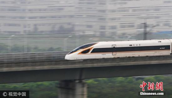 图为9月21日,“复兴号”动车组列车以时速350公里高速经过江苏省常州市。 图片来源:视觉中国
