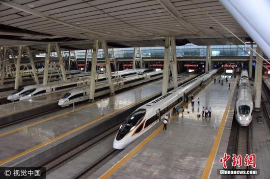 图为9月21日,北京,首趟按照350公里速度运营的G5次复兴号动车组,在北京南站整装待发。 图片来源:视觉中国