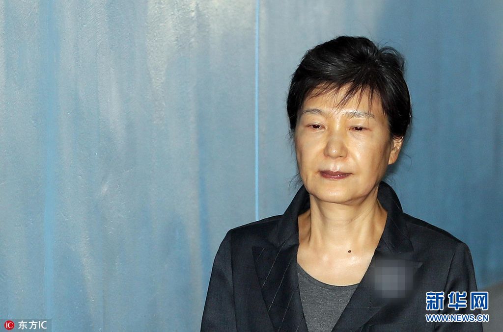 朴槿惠继续出庭面色苍白 身子佝偻异常憔悴(组