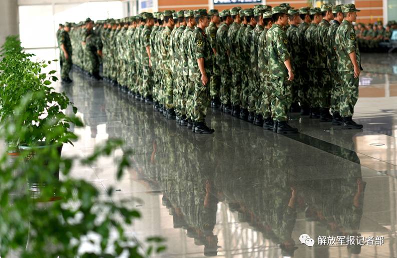 点赞!武警兵哥坐地上等高铁,排长队礼让旅客|高