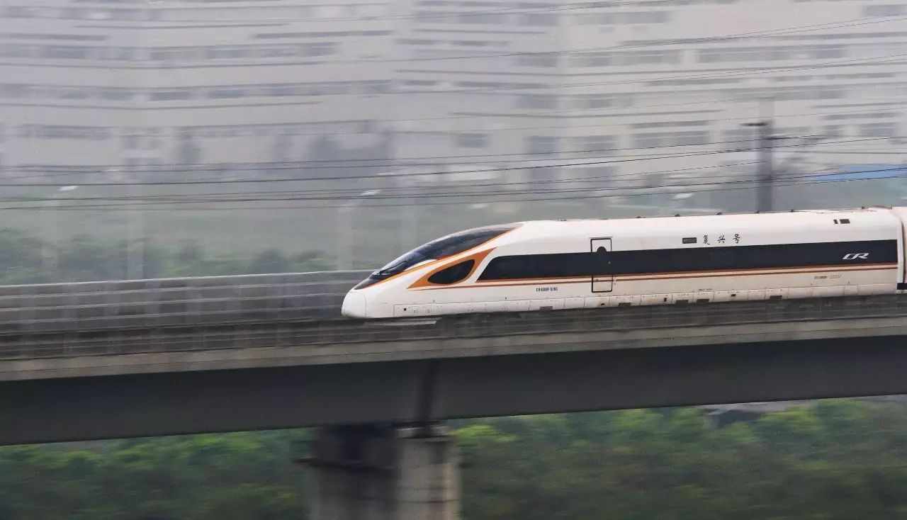 △“再起号”动车组列车以时速350公里经由江苏常州/视觉中国