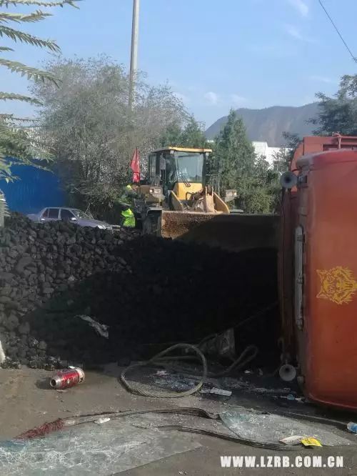 危险!大货车载40吨烟煤强行冲卡后侧翻|龙口|冲