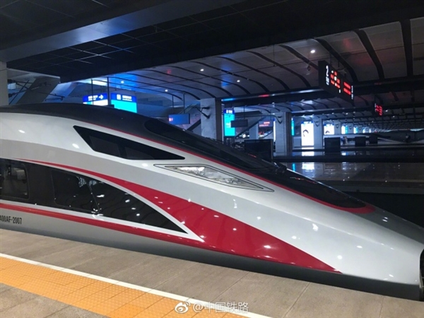 复兴号高铁首发体验:350km\/h杯水不洒 立笔不