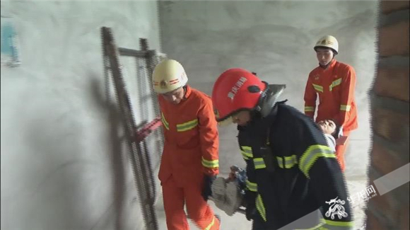 坠落建筑工地下水道 男子拨打工友电话获救|合