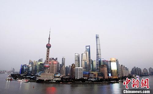 资料图:据最新统计数据显示,停止2017年7月尾,外商在上海累计设立跨国公司地域总部和总部型机构已突破600家大关,共达605家。中新社记者 汤彦俊 摄