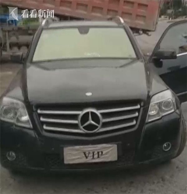 视频 | 奔驰车挂着VIP牌照上路 民警一眼识破