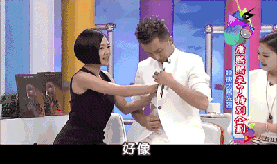 直接把手伸进韩庚衣服里摸胸肌,这样的粉丝待遇还真算是高配啊!