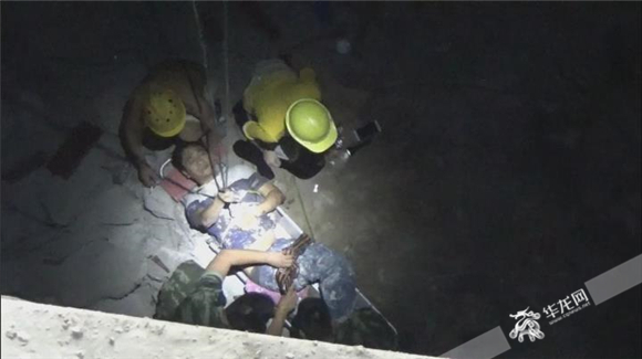 坠落建筑工地下水道 男子拨打工友电话获救|合