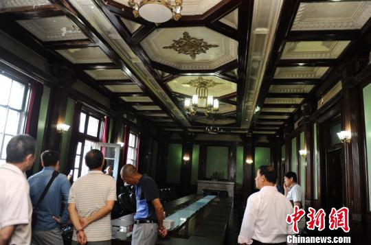 民众观光伪满洲国遗迹(资料图) 张瑶 摄