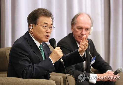 9月20日，韩国总统文在寅（左）出席在纽约巴克莱洲际酒店举行的“对话纽约企业界·经济界人士”活动，并接受现场提问。（图片来源：韩联社）