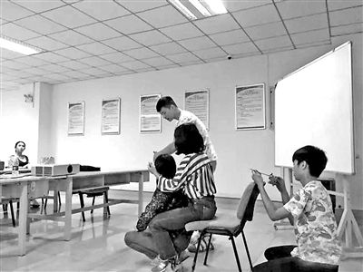 重庆一高校开设网红学院 学习直播技巧等课|