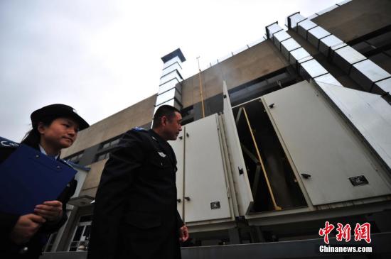 资料图:环保局工作人员对空气污染企业进行检查。<a target='_blank' href='http://www.chinanews.com/' >中新网</a>记者 金硕 摄