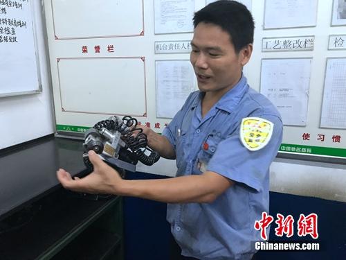 程海良讲授检验零部件要领。<a target=\'_blank\' href=\'http://www.chinanews.com/\' >中新网</a> 吴涛 摄