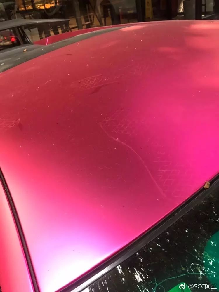 河南兰博基尼遭人踩踏,车主悬赏10万求线索!