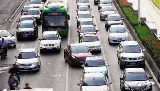 中国高速公路网那么发达,为何还会出现大堵车现象?