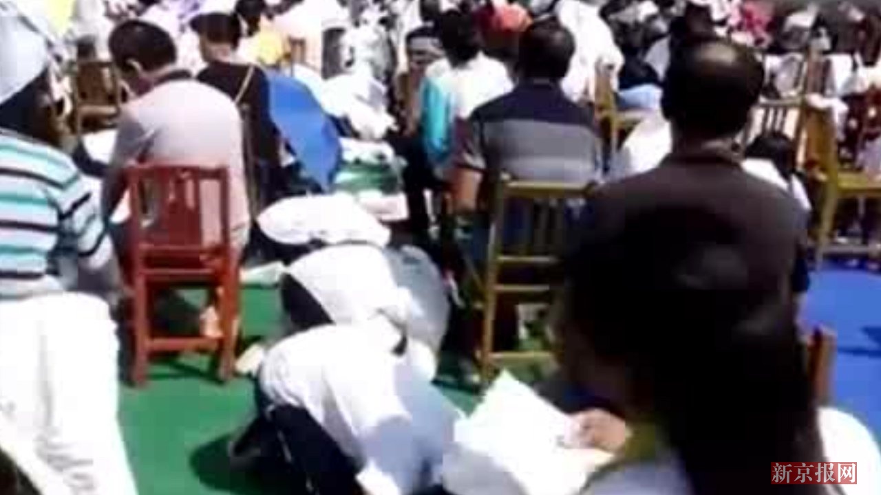 实拍:广西上百学生集体跪拜父母 校方回应|校方