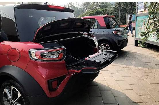 车外两块屏,舱内三块屏!国产微型车亮瞎了!