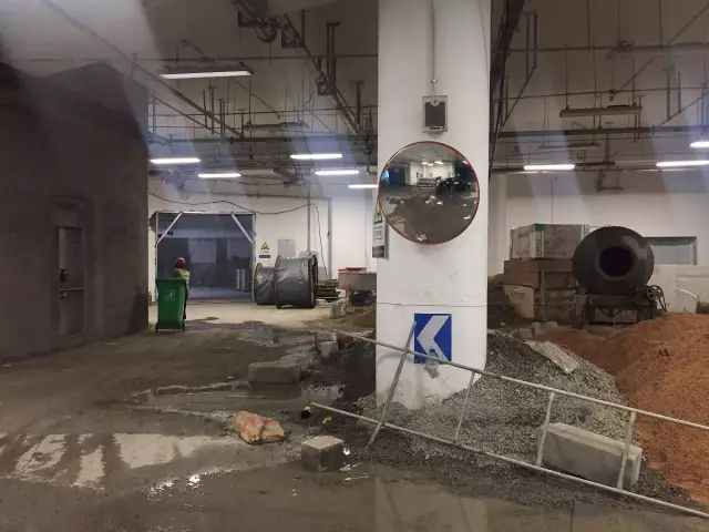 杭州小伙在武林广场有个惊喜发现,朋友圈里被