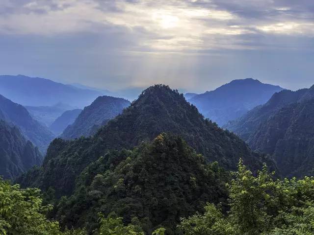 上山徒步两日,人间已是百年|报国寺|峨眉山|旅游