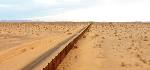 资料图：这是2月10日在墨西哥索诺拉沙漠拍摄的美墨边境墙。新华社记者淡航摄