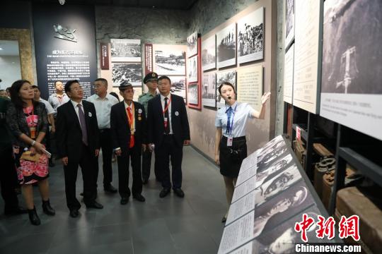 湖南籍唯一在世的飞虎队队员陈科志(前排右二)一行参观纪念馆。 杨王慧 摄