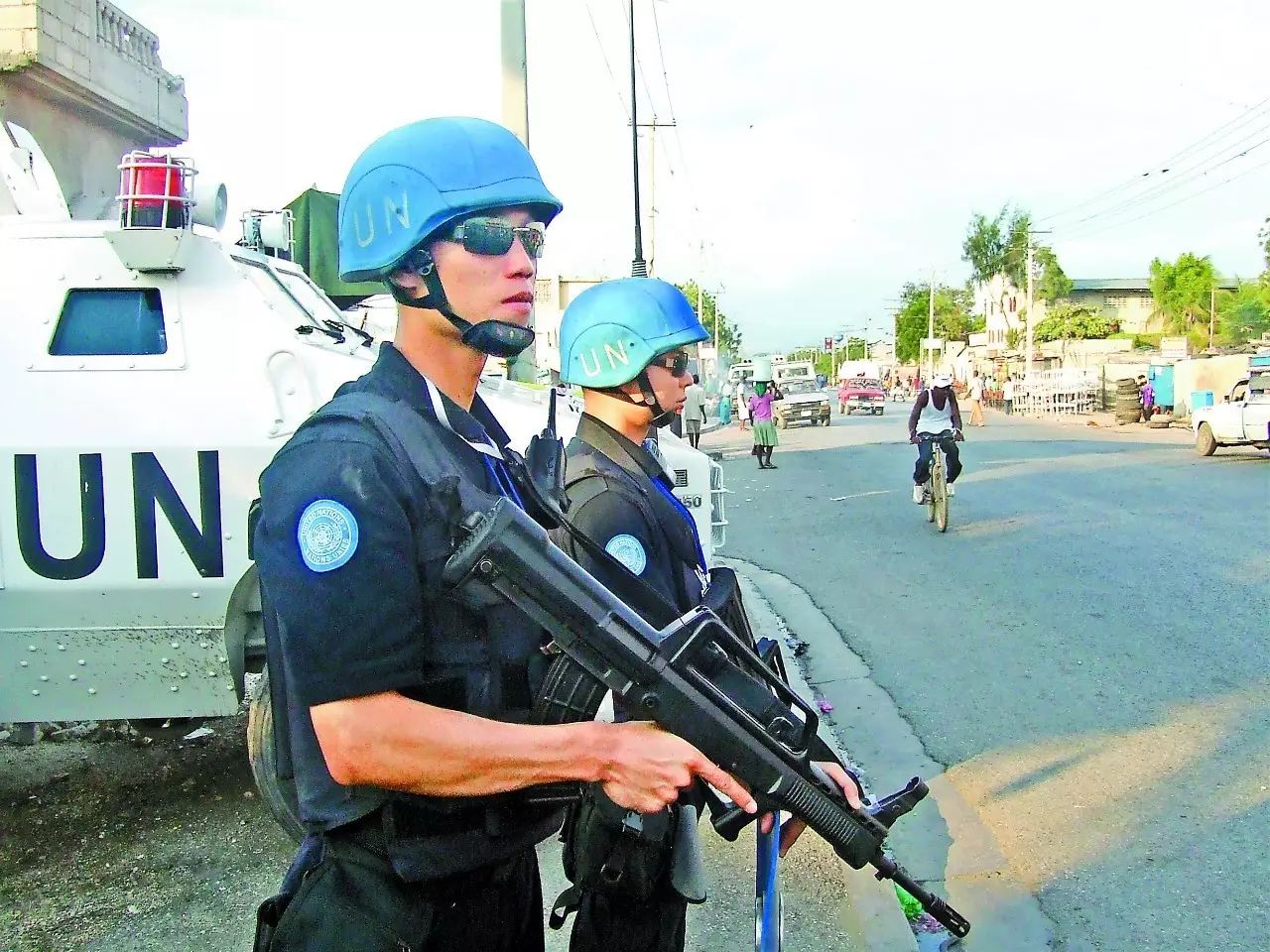 这个见义勇为的“保安”曾是海地维和警察 | 众人|海地|联合国|洪水_新浪新闻