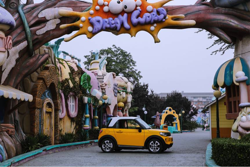 车外两块屏,舱内三块屏!国产微型车亮瞎了!