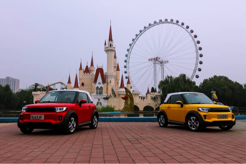 车外两块屏,舱内三块屏!国产微型车亮瞎了!