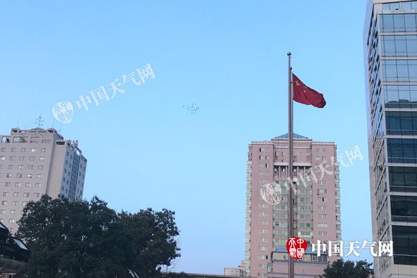 今晨,北京冬风渐起,体感寒凉。