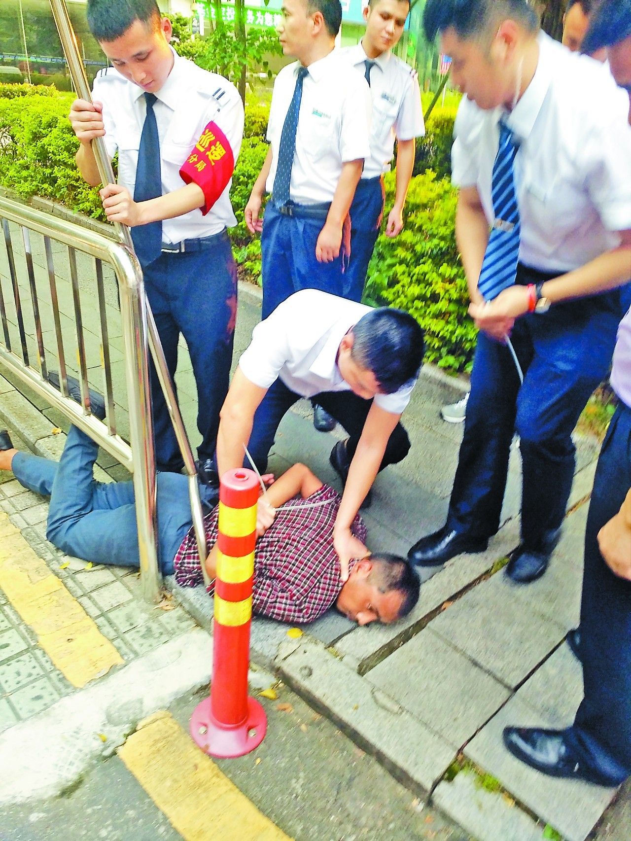 这个见义勇为的保安曾是海地维和警察 | 众人