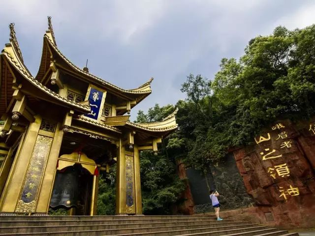 上山徒步两日,人间已是百年|报国寺|峨眉山|旅游