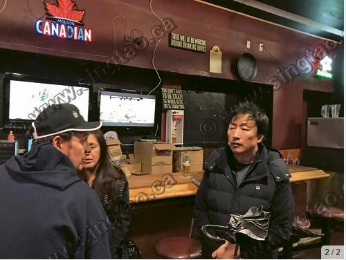 于林海的父亲于德清(右一)走入于林海或出现过的酒吧,与店员交谈,找寻线索。(加拿大《星岛日报》报记者庄昕摄)