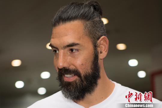 姚明前队友斯科拉抵达太原加盟CBA山西队|斯