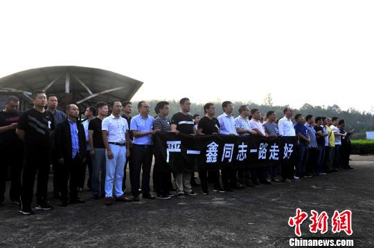 当地群众自觉为严一鑫送行。 邬铁成 摄