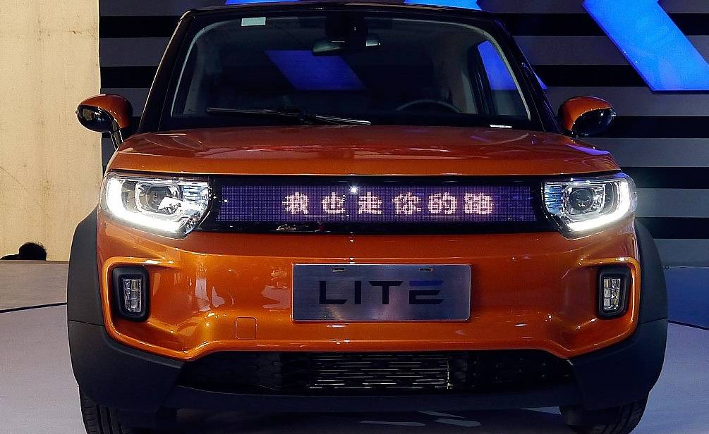 车外两块屏,舱内三块屏!国产微型车亮瞎了!