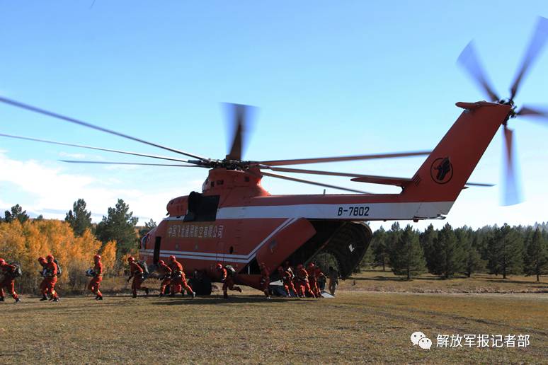 规模军民联合灭火演习在呼伦贝尔举行 飞机吊