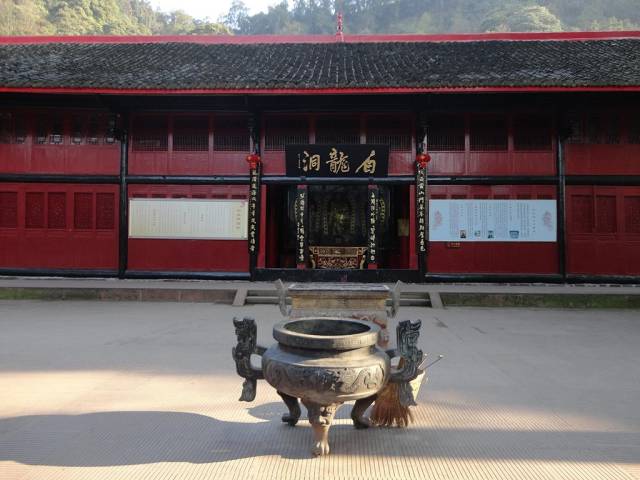 上山徒步两日,人间已是百年|报国寺|峨眉山|旅游