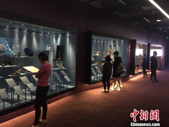 《鞋履:乐与苦展览》的展品从1370年代跨越至今。 芊烨 摄