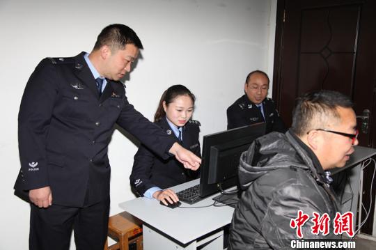 严一鑫(左一)同志生前和战友们一起事情。 邬铁成 摄