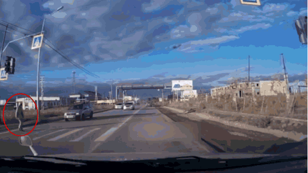 一名女子过马路时的惊险过程被一辆汽车的行车记录仪拍下.