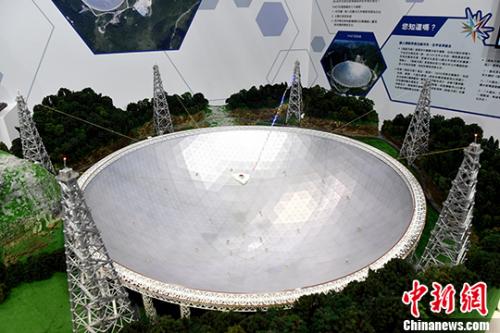 全球最大规模望远境“超级天眼”模型。 <a target=\'_blank\' href=\'http://www.chinanews.com/\'>中新社</a>记者 谭达明 摄
