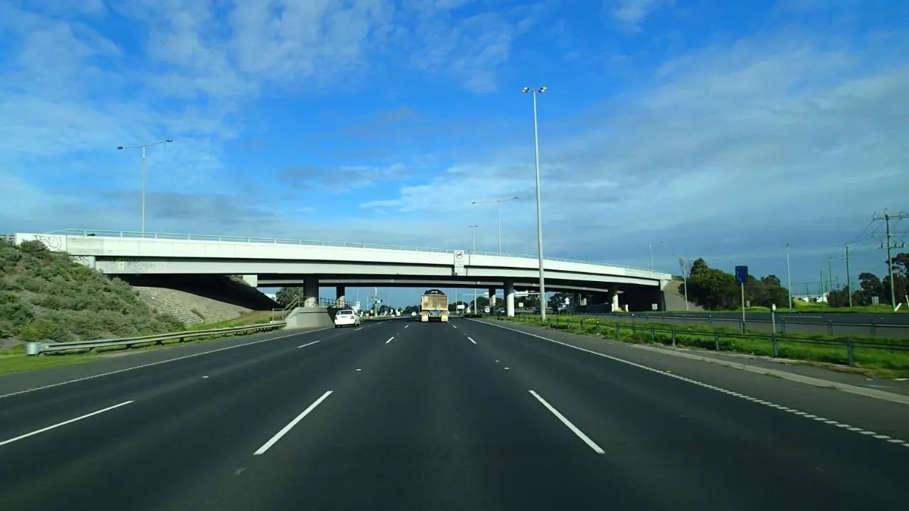 为什么大多数车主高速上开车，更喜欢走中间车道？